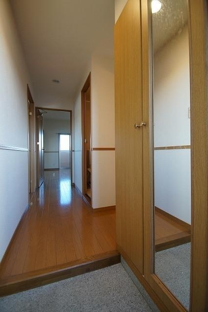 玄関　反転タイプの写真となります。