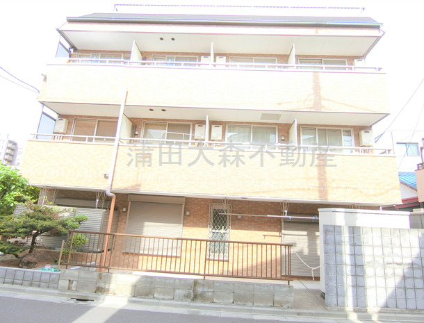 建物外観　2008年4月築　鉄骨造地上3階建て総戸数10戸オートロック