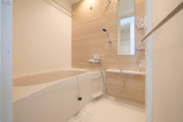 バス・シャワールーム　落ち着いた空間のお風呂です