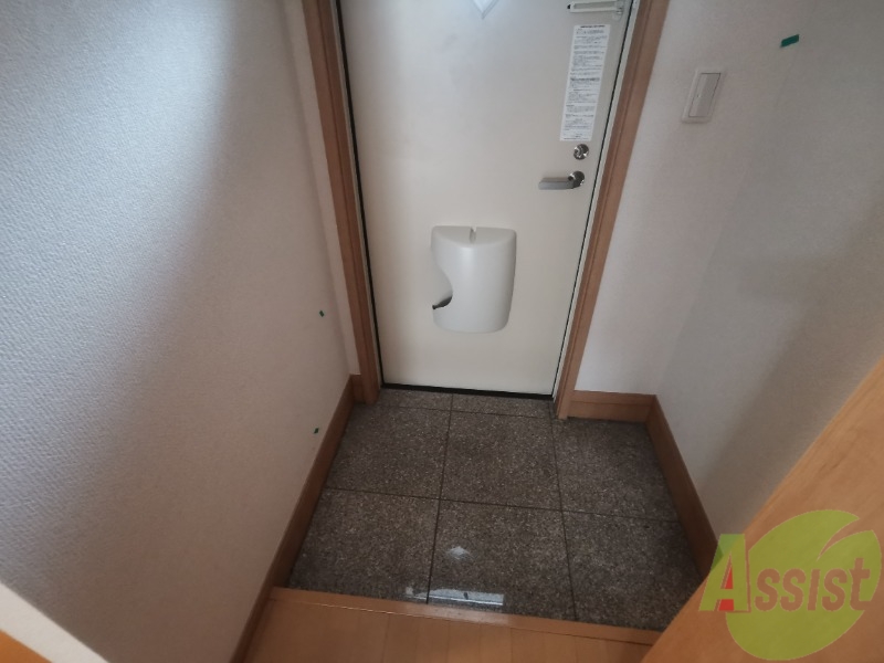 玄関　玄関です。広々としていてスムーズに出入りできそうですね。
