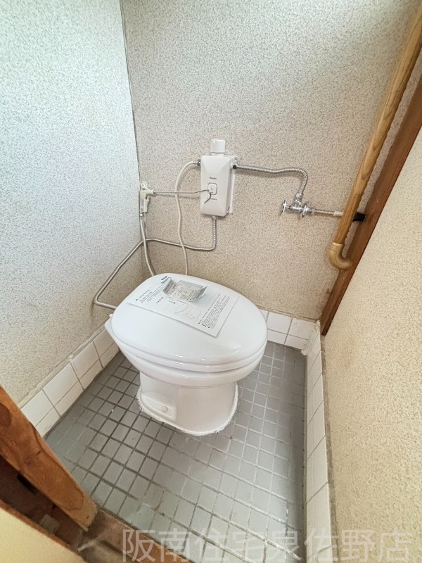 ＪＲ阪和線 和泉鳥取駅 徒歩8分 1階建 築49年のトイレ写真
