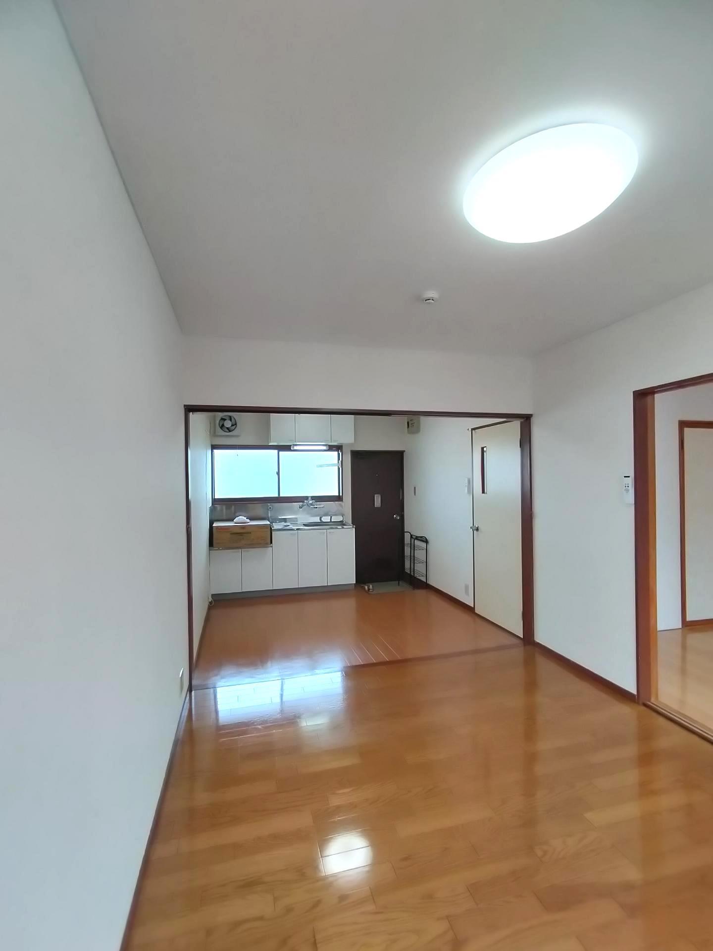 ベルゾーネ小白川B棟の居間写真