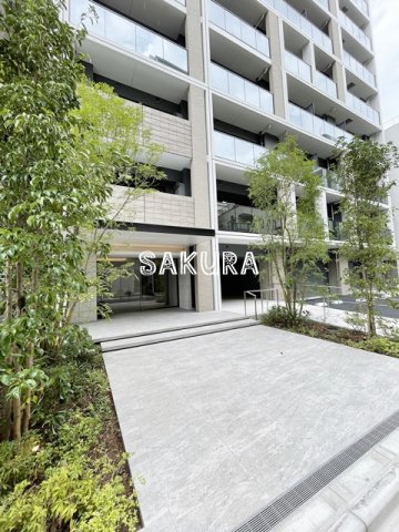 エントランス　重厚感のある建物デザイン♪