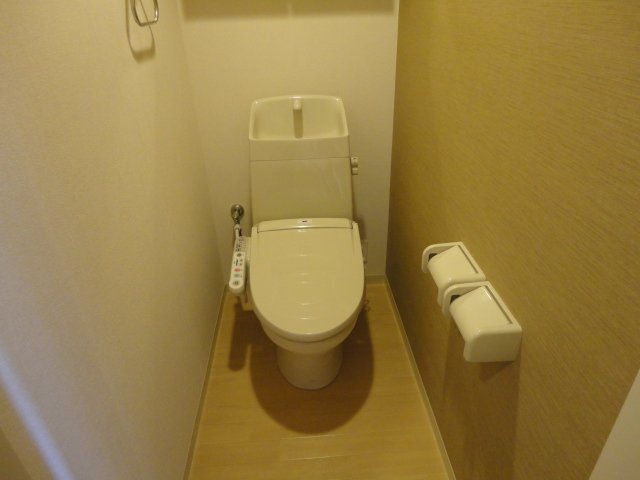 トイレ　落ち着いた色調のトイレです