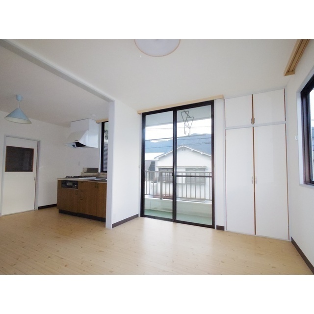 フォレストマンション房山の居間写真