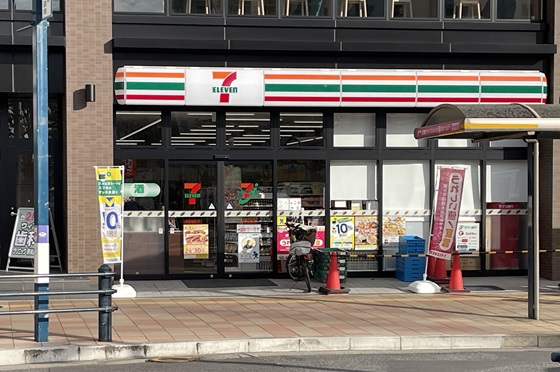 コンビニ　セブンイレブン新松戸駅西口店（コンビニ）まで226m