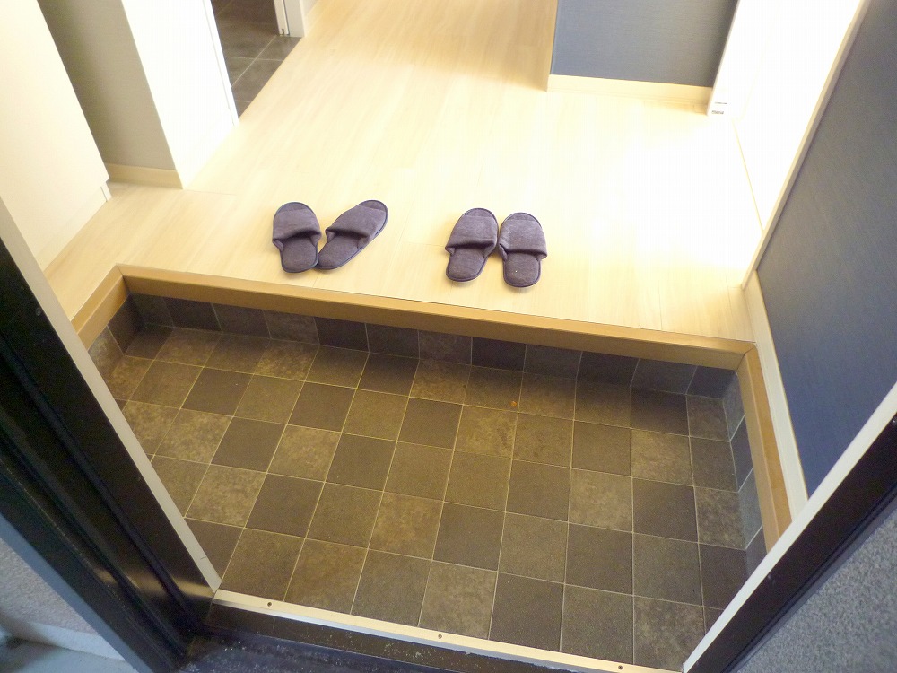 玄関　※参考写真　前回入居時の写真です