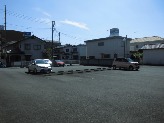 駐車場　建物南側、駐車場有