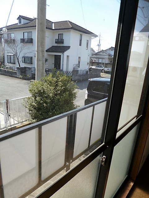 バルコニー　南向きで大きなバルコニーはたっぷり洗濯物が干せます