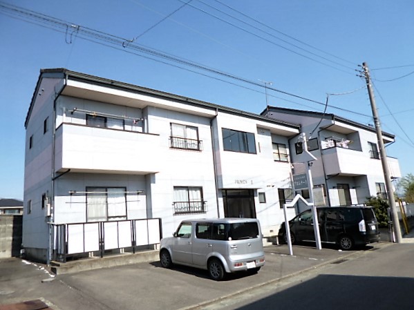 建物外観　南向きで日当り良好・敷地内駐車場あります