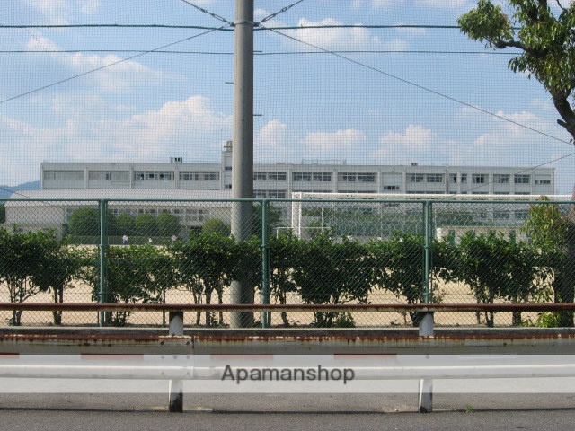 中学校　高槻市立第六中学校（中学校）まで619m