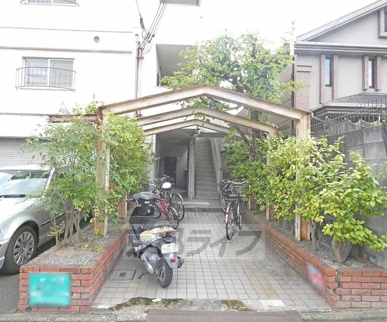 【京都市北区等持院中町のマンションのエントランス】