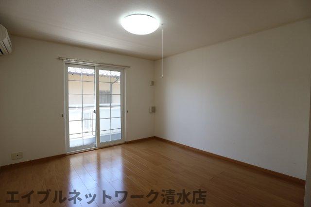 居室・リビング　こちらの居間で趣味の時間をお楽しみください
