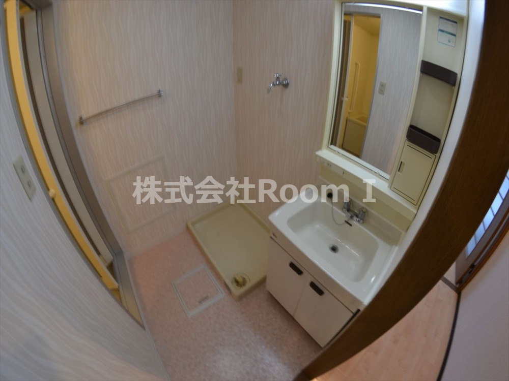 洗面設備　明るい洗面所です