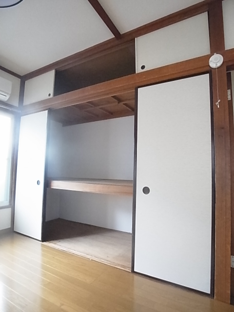 収納　押入れ2ヶ所で収納豊富です