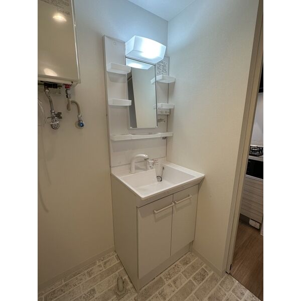 洗面設備　忙しい朝にうれしいシャンプードレッサー付きです♪