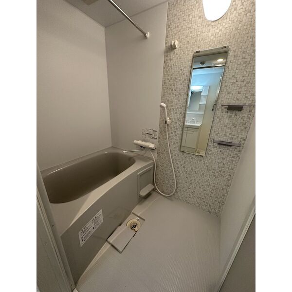 バス・シャワールーム　アクセントパネルがおしゃれなバスルーム♪