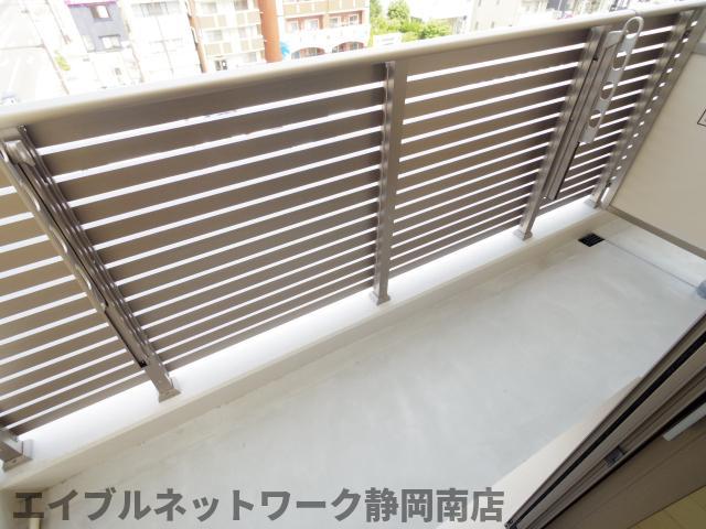 バルコニー　暖かな日差しのふりそそぐバルコニー