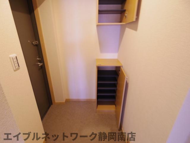 玄関　収納もある玄関です