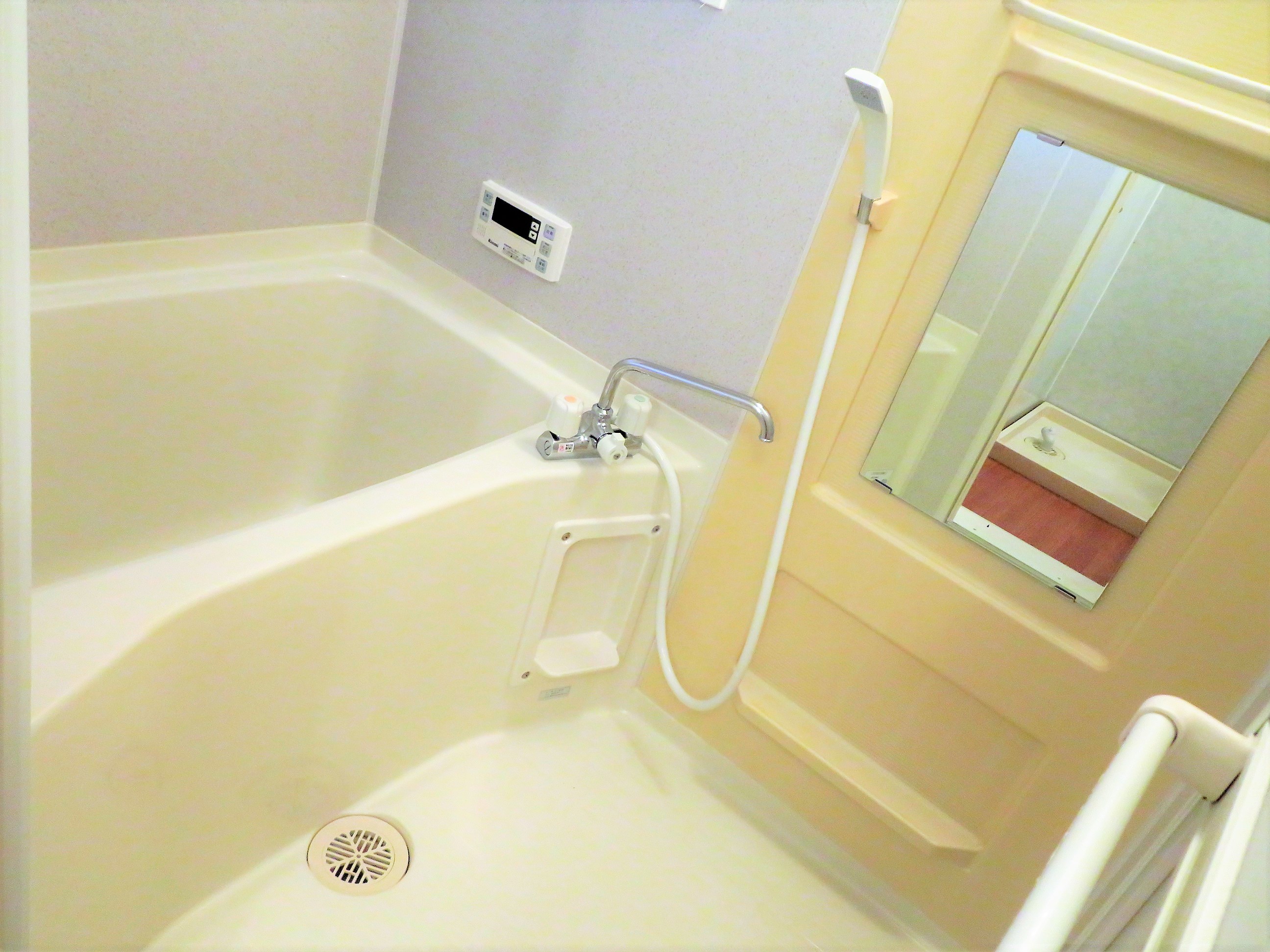 バス・シャワールーム　追い炊き機能付きです。窓付きです。