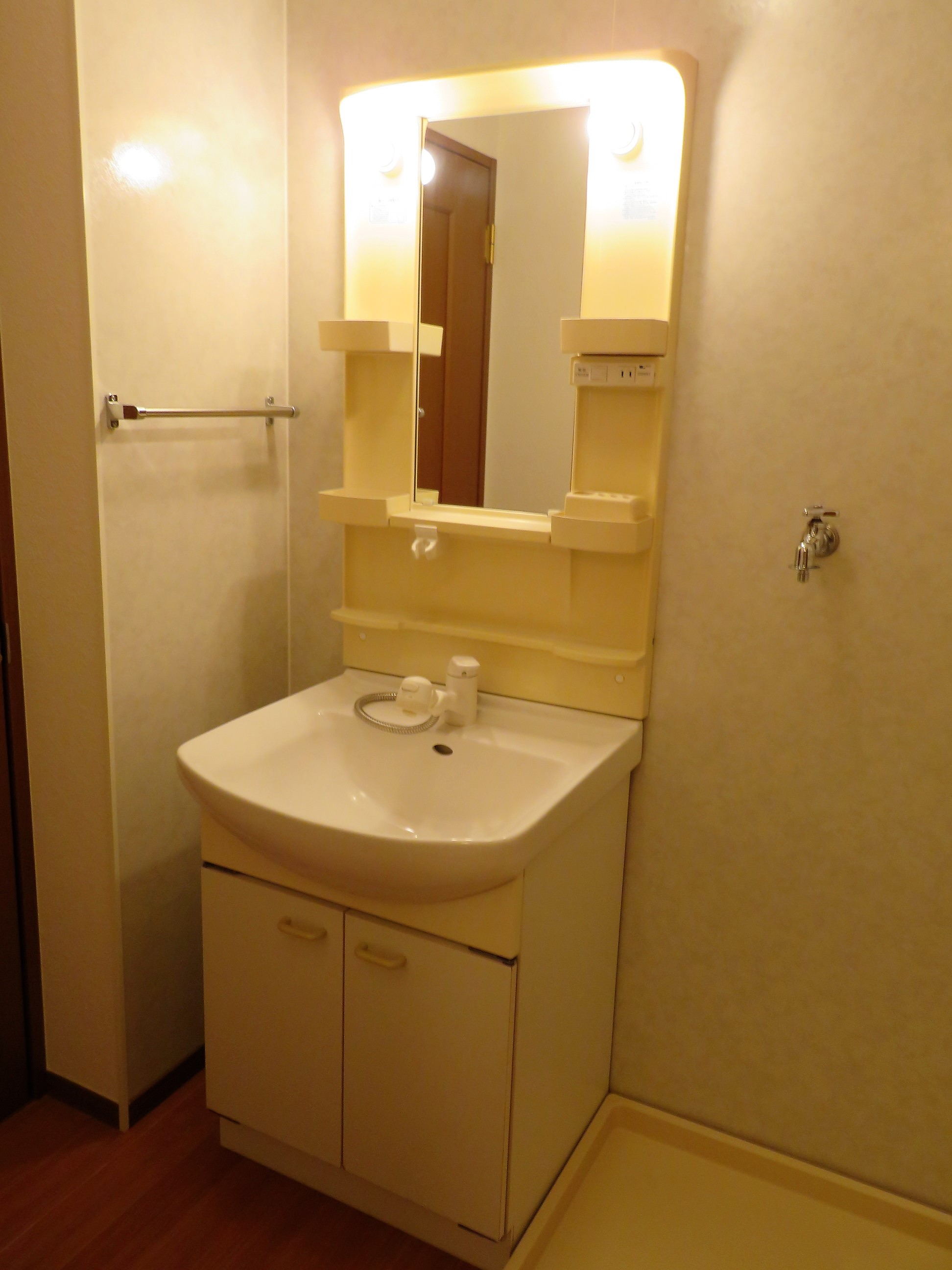 洗面設備　独立型洗面台です。忙しい朝に便利です☆