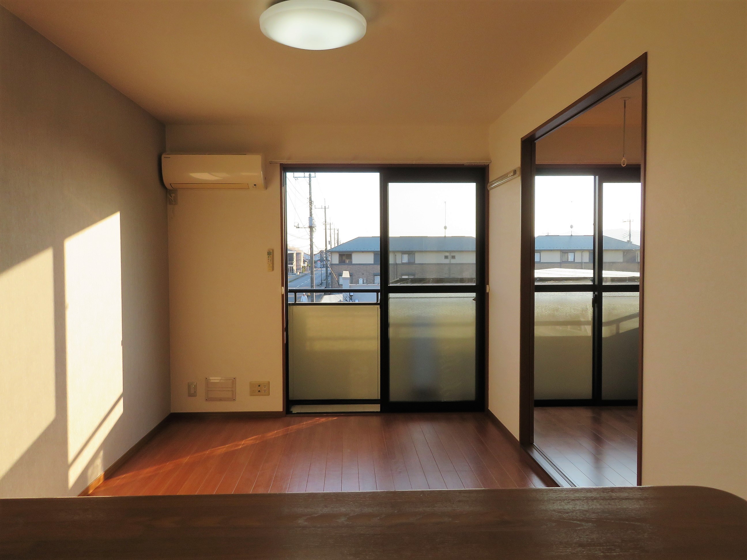 居室・リビング　2面採光のリビングです！明るい室内です！