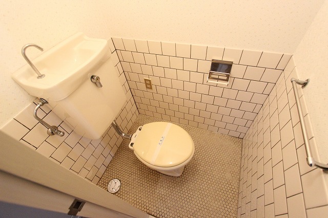 トイレ　別号室の写真です。