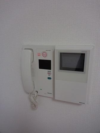 セキュリティ　モニター付インターホン（写真は同タイプの別室です）