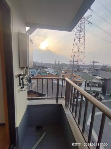 バルコニー　自慢の広いベランダには洗濯機スペースもあります。