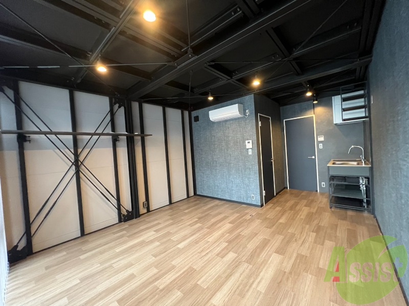 居室・リビング　１０帖のＬＤＫでございます。落ち着いた印象のお部屋ですね。