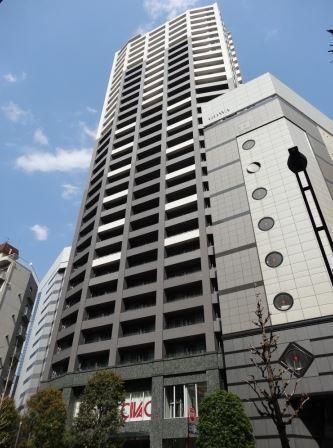 ファーストリアルタワー新宿の外観