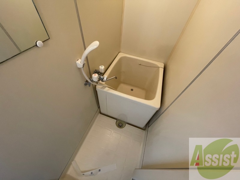 バス・シャワールーム　お風呂です。少し狭いですがシャワーするには十分ですね。