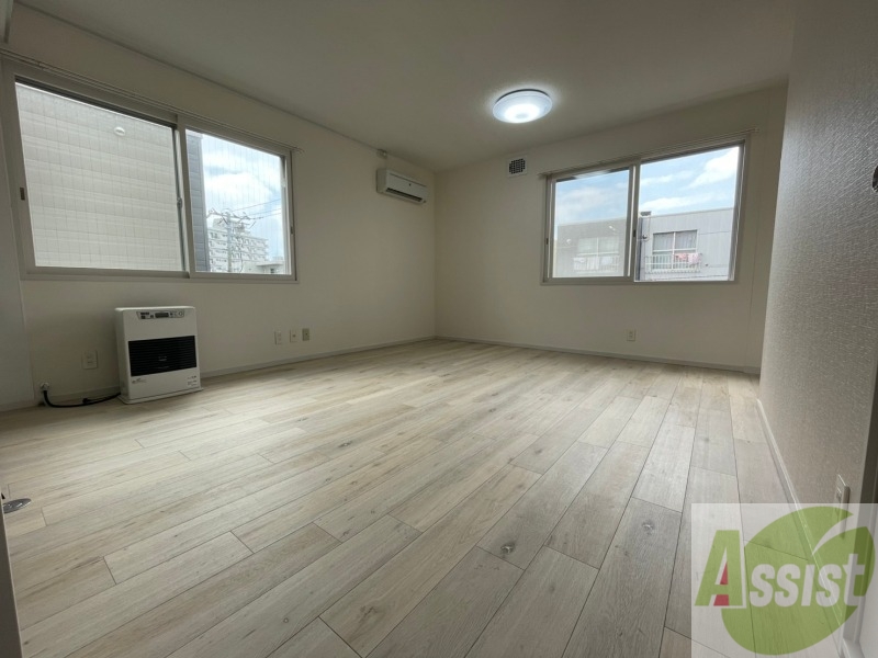 その他部屋・スペース　洋室を別角度から撮りました。どう家具を配置しますか？