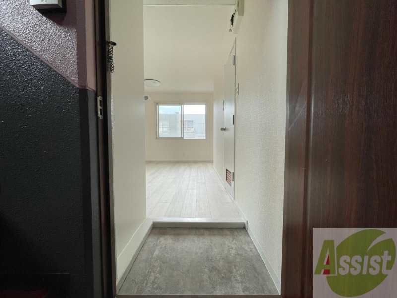 玄関　玄関です。すぐ広い洋室につながっています。