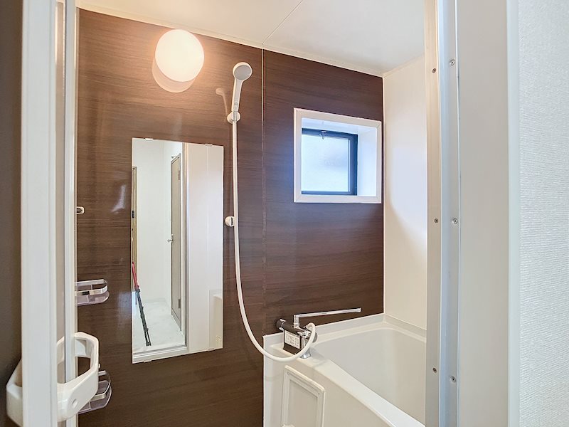 バス・シャワールーム　窓があるので換気も楽々！風呂場を清潔に保てます。