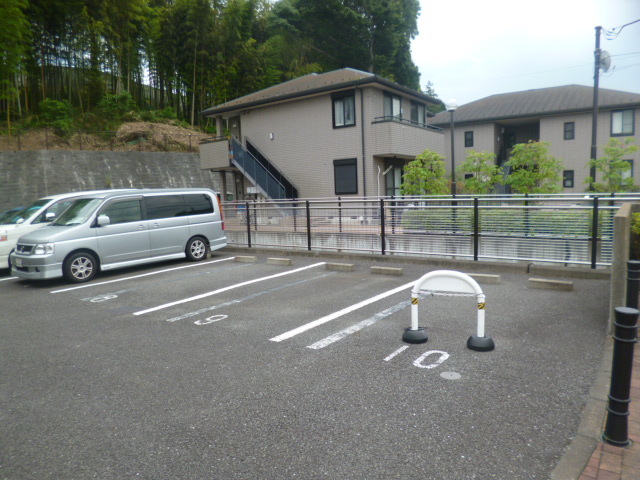 【アトリオヴィラ壱番館の駐車場】