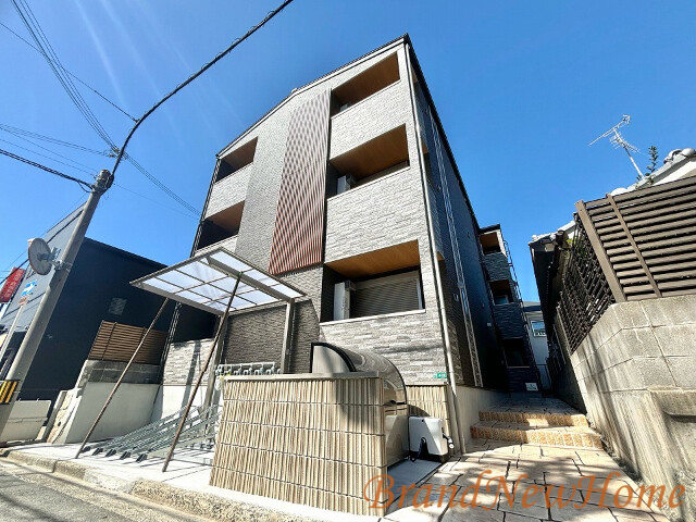 【堺市堺区中田出井町のアパートの建物外観】