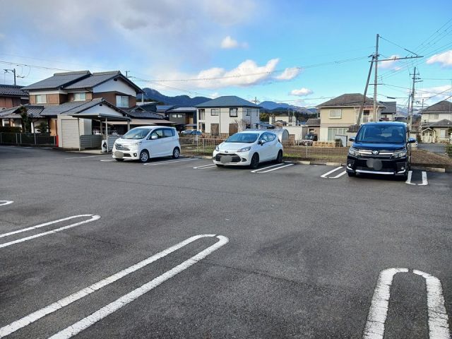 【福知山市字正明寺のアパートの駐車場】