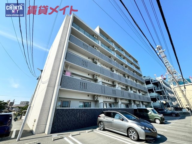 津市南丸之内のマンションの建物外観