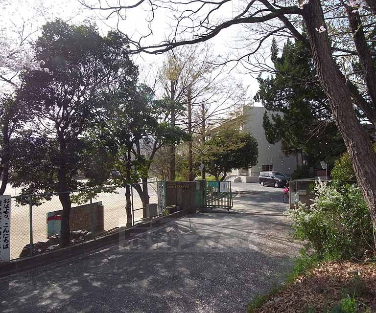 【長岡京市奥海印寺のアパートの小学校】