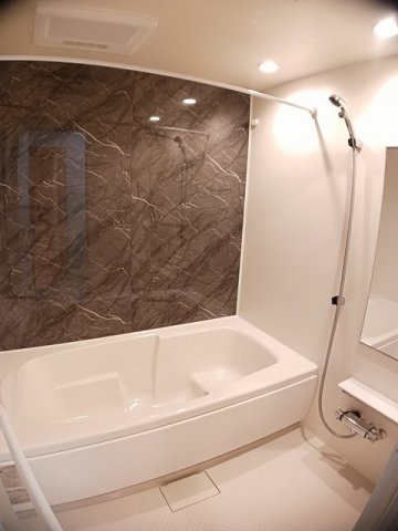 バス・シャワールーム　落ち着いた空間のお風呂です