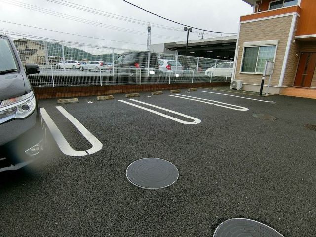 【メゾン　ラフレの駐車場】