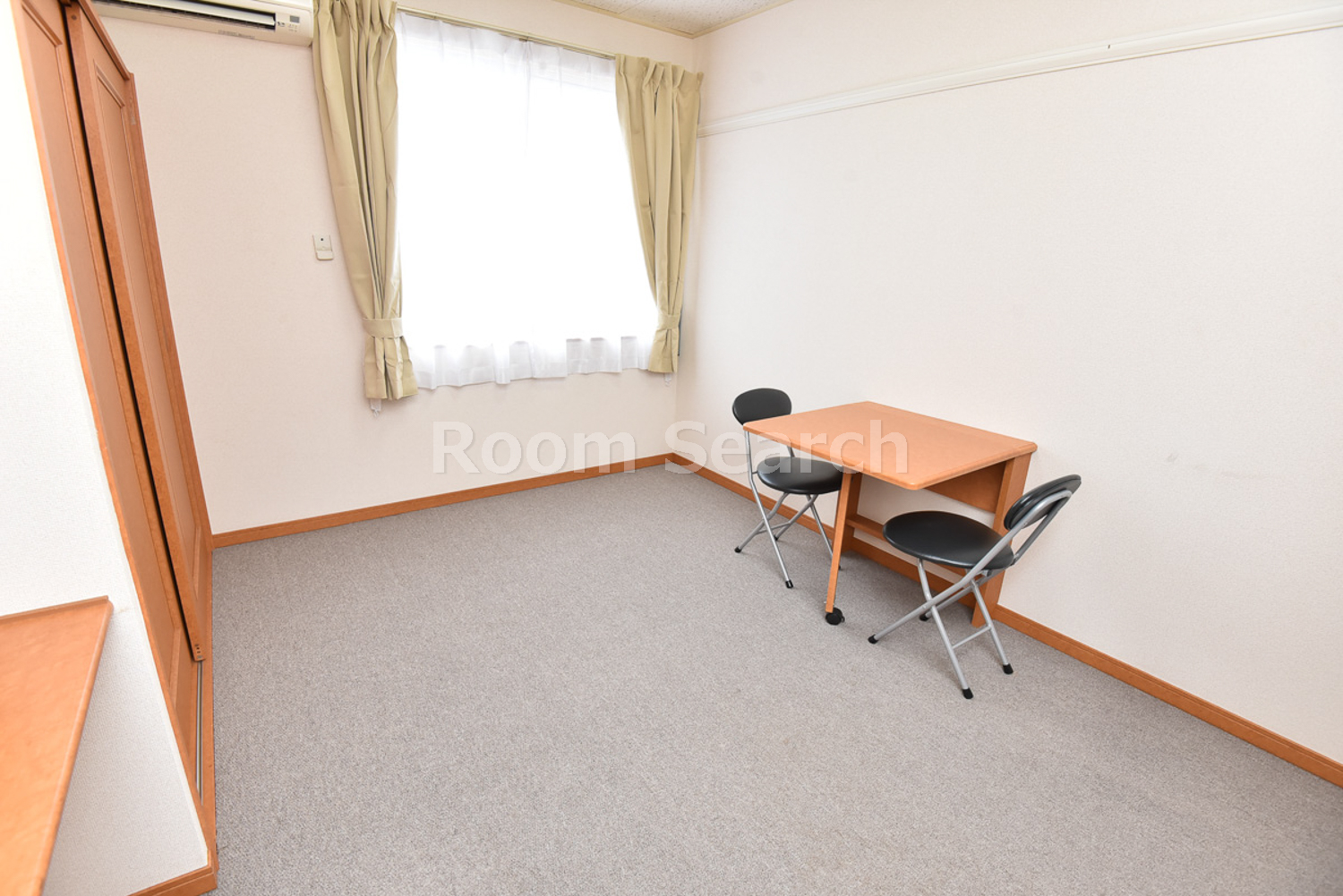 居室・リビング　カーテン、照明、エアコン付き　机折り畳み式