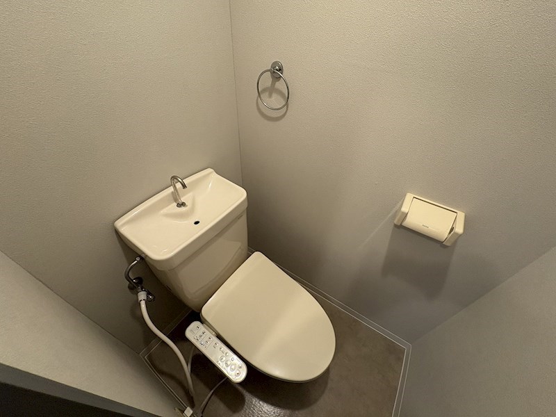 トイレ　温水洗浄便座も付いて清潔なトイレ