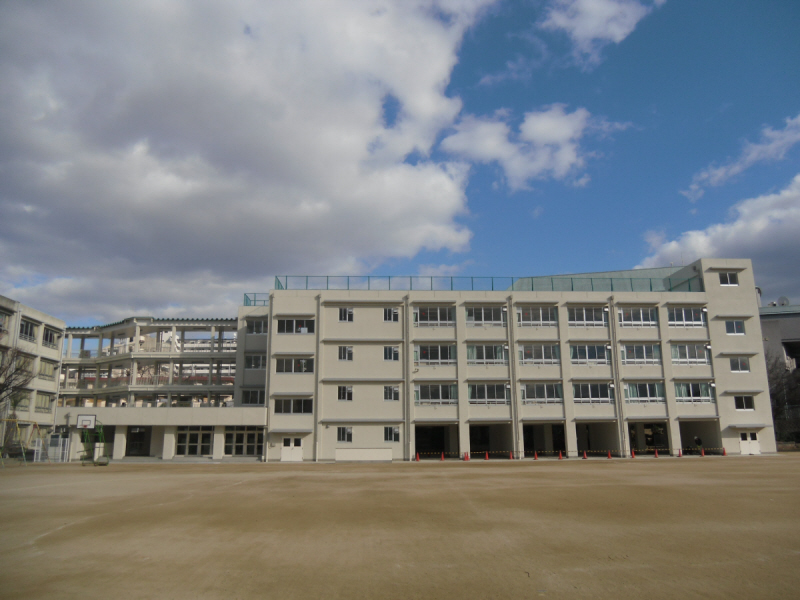 【豊中市少路のマンションの小学校】