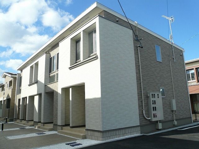 【静岡市清水区楠新田のアパートの建物外観】