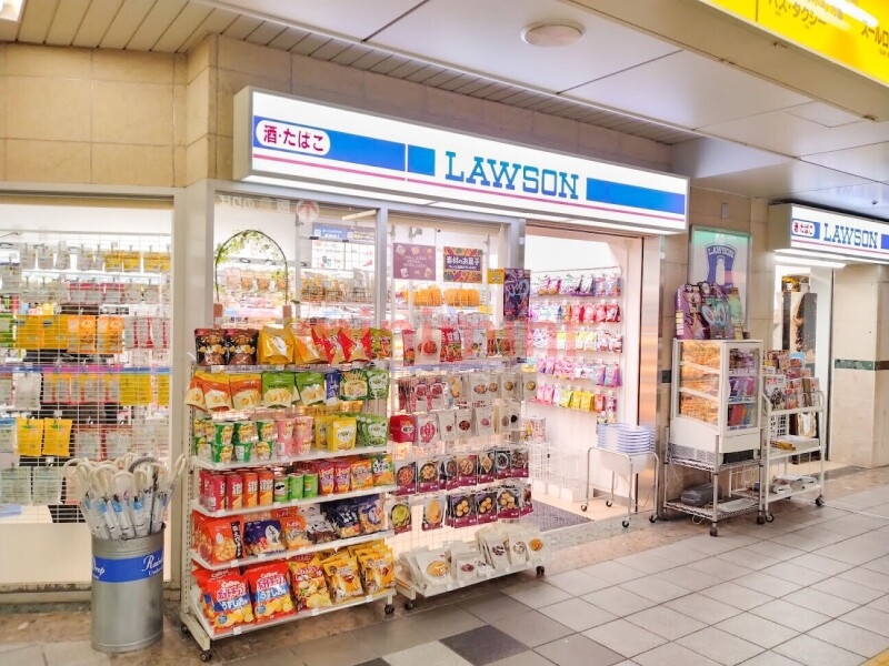 コンビニ　ローソンHA阪急茨木市南口店（コンビニ）まで218m