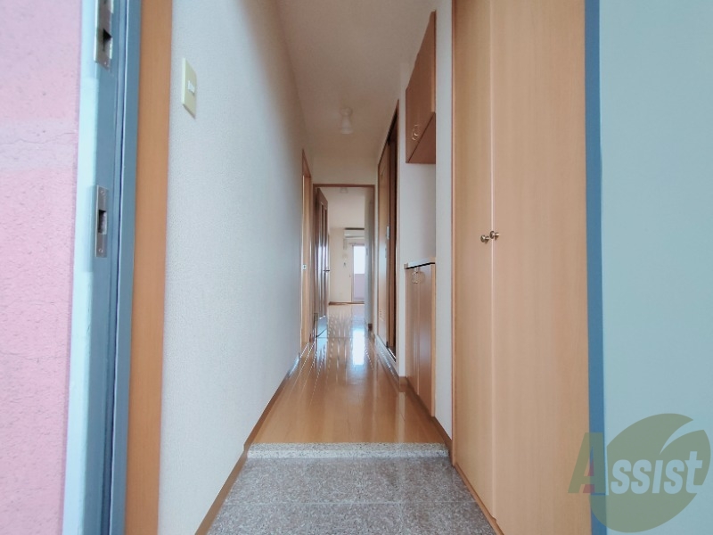 玄関　玄関部分にも収納が豊富。廊下への段差が低くて転びにくい。