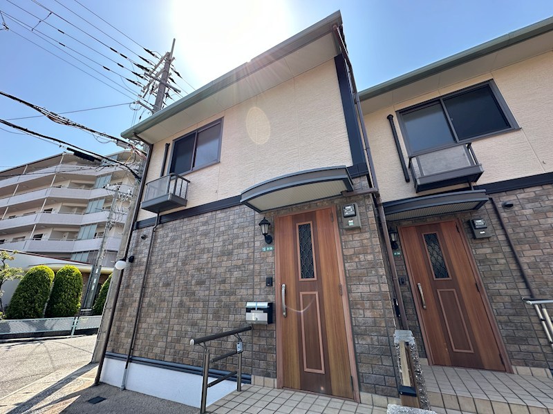 松山タウンハウス C棟の外観写真