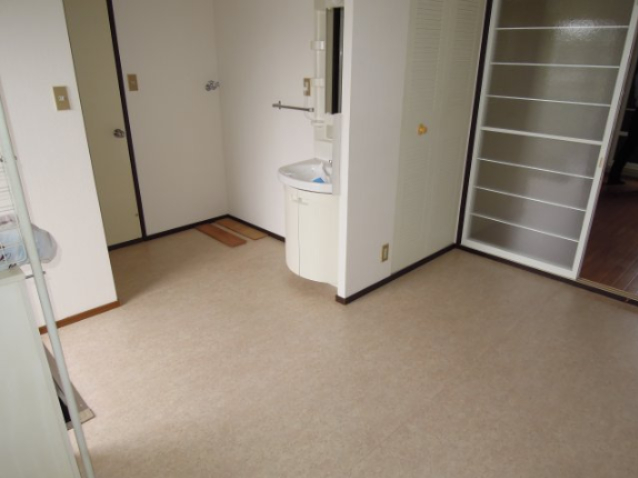 その他部屋・スペース　洗面台横に洗濯機置き場あります。